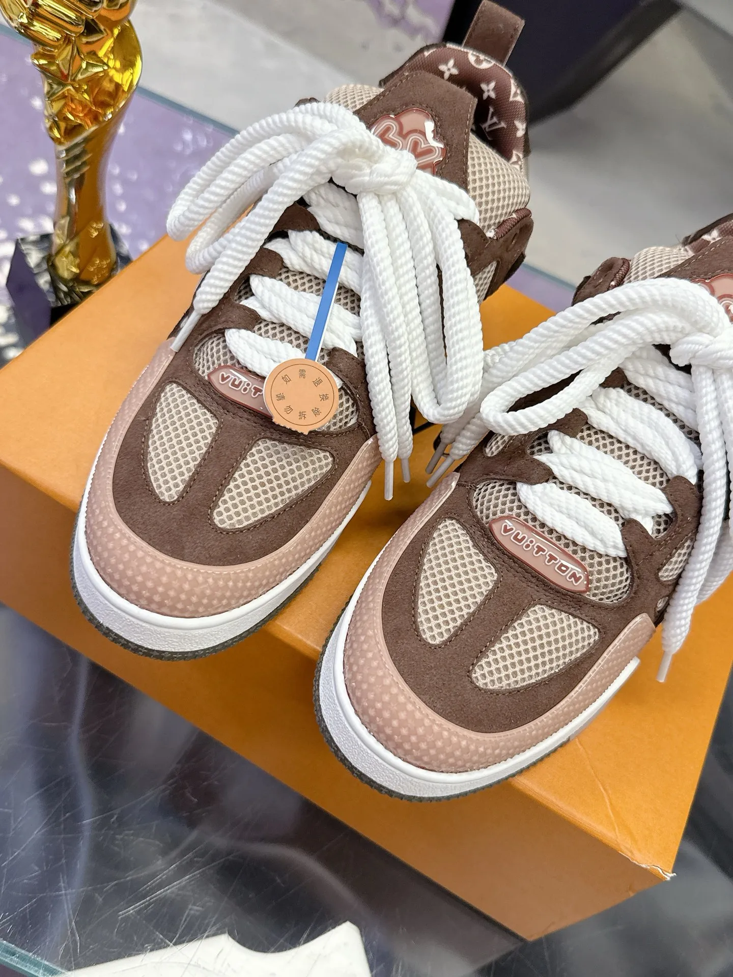 Factory price: 760💰 𝙇𝙑 𝟐𝟎𝟐5 𝐒𝐒 𝐧𝐞𝐰 Officially synchronized new colors💗 Louis Vuitton catwalk skateboard shoes are a hit, LOUIS VUITTON Trainer is undoubtedly one of the most successful Sneakers launched by luxury brands, but the pace of exploration will not stop. LOUISVUITTON will also bring a new series of skateboard shoes in the spring of 2025. The new series in the picture returns to the 90s Chunky Skate Shoes look and feel. The uppers are made of leather and mesh. The fat silhouette and thick shoelaces are very eye-catching. It is expected to have quite a few colors like the Trainer. Judging from the previous DIOR show skate shoes, this chunky style may be even stronger next year.  💎 LV small bread series LV bread shoe series 😘 Couple model Size: Female 35-40 Male 39-44, customized 45, 46